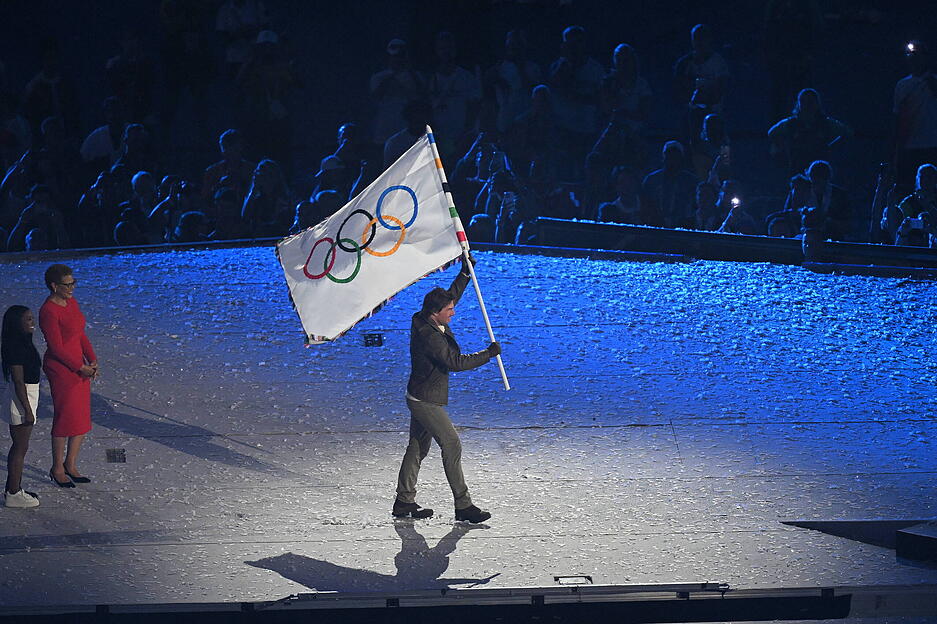 Der Hollywood-Star nahm die olympische Flagge entgegen und "brachte" sie nach Los Angeles.