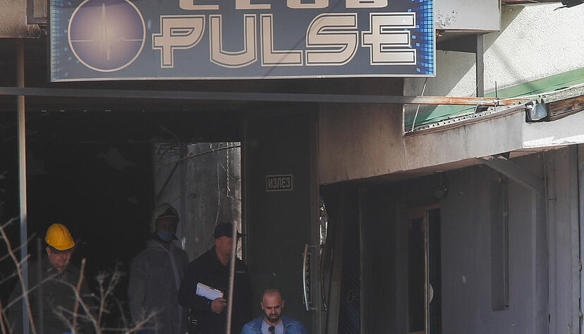 Polizeibeamte untersuchen einen Nachtclub nach einem Gro&szlig;brand.