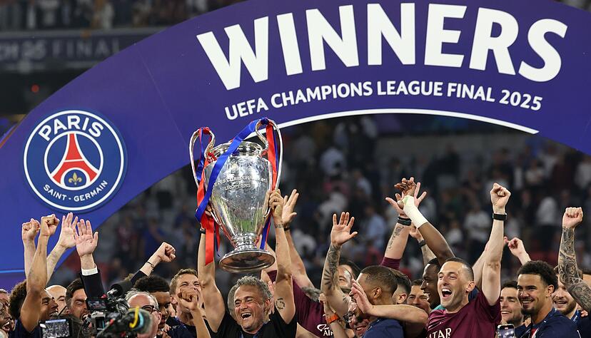 Luis Enrique feiert mit seinem Team den Sieg in der Champions League