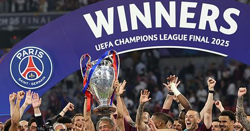 Luis Enrique feiert mit seinem Team den Sieg in der Champions League