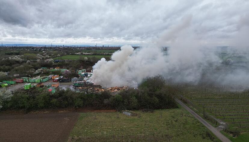 Die Rauchs&auml;ule war kilometerweit zu sehen.