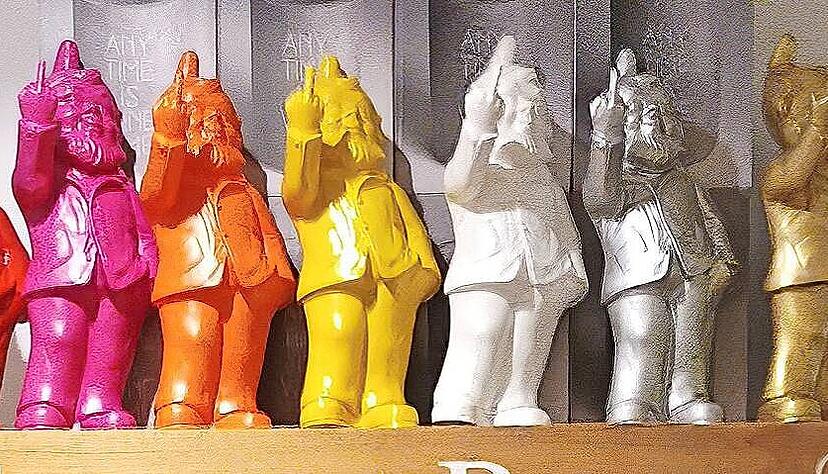 Die Zwerge von Ottmar H&ouml;rl sind im Einzelhandel &ouml;fter zu finden. Ein Hohenloher Camper hatte einen der Zwerge mit erhobenem Arm auf seiner Campingh&uuml;tte. Das brachte ihn vor Gericht.