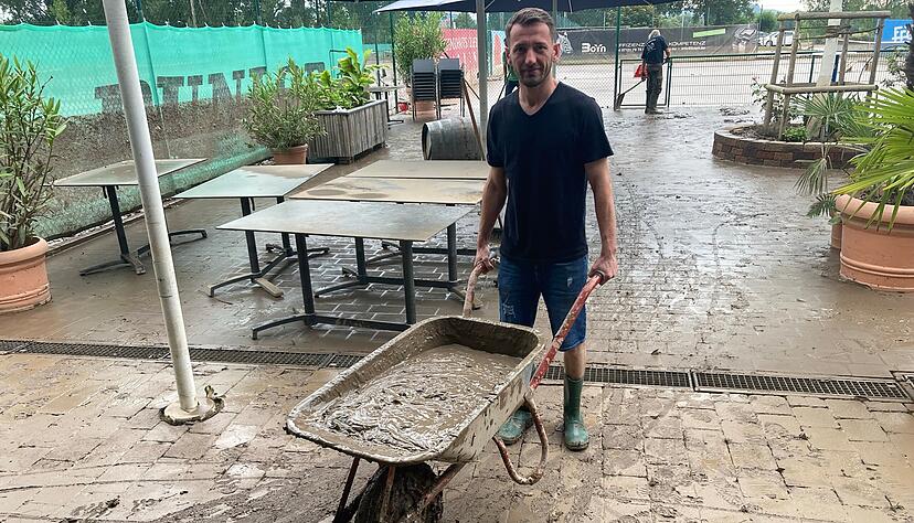 Das Hochwasser in der Freizeitanlage Happy Match sind weiterhin deutlich sichtbar. Das Hochwasser in der Freizeitanlage Happy Match sind weiterhin deutlich sichtbar.