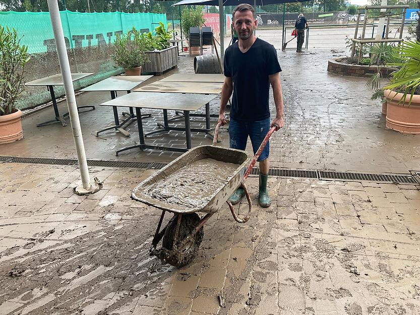 Das Hochwasser in der Freizeitanlage Happy Match sind weiterhin deutlich sichtbar.