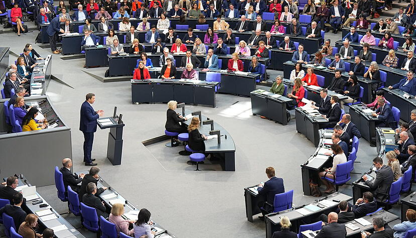 Mit einer Zwei-Drittel-Mehrheit hat der Bundestag heute den Weg frei gemacht f&uuml;r neue Schulden in Milliardenh&ouml;he. Davon sollen Investitionen in Verteidigung und Infrastruktur finanziert werden.