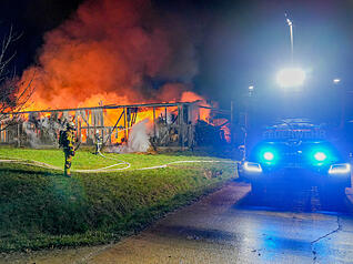 Großeinsatz in Neckarbischofsheim: Eine Scheune stand am Mittwochabend in Vollbrand.