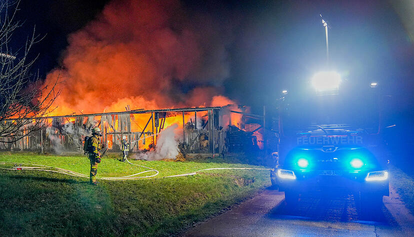 Gro&szlig;einsatz in Neckarbischofsheim: Eine Scheune stand am Mittwochabend in Vollbrand.