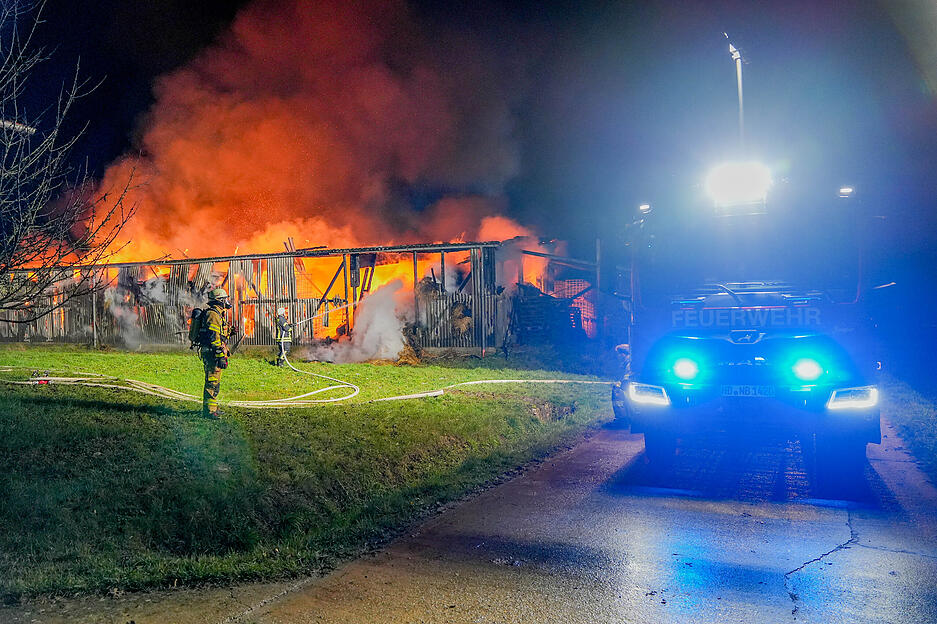 Großeinsatz in Neckarbischofsheim: Eine Scheune stand am Mittwochabend in Vollbrand.