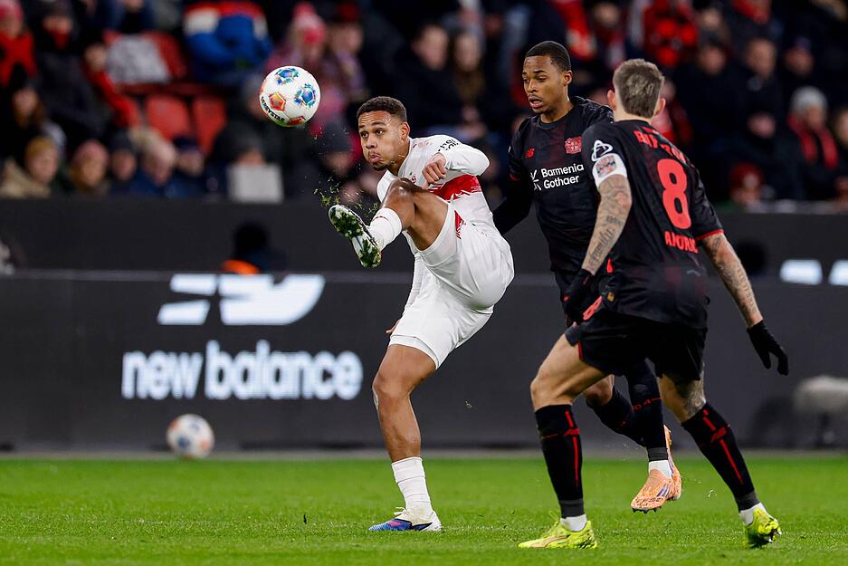 Nikolas Nartey: Fiel kaum auf im sonst starken Offensivspiel des VfB Stuttgart. Half aber bei Karazor mit, Leverkusens Garcia aus dem Spiel zu nehmen. Note: 2,5