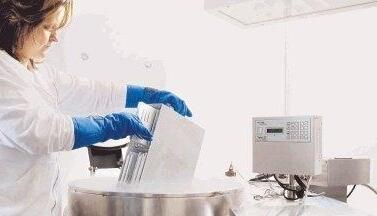 Nabelschnurblut-Präparate lagern in Alukassetten geschützt in einem mit flüssigem Stickstoff befüllten Kryotank bei minus 190 Grad Celsius.Foto: Vita 34 Nabelschnurblut-Präparate lagern in Alukassetten geschützt in einem mit flüssigem Stickstoff befüllten Kryotank bei minus 190 Grad Celsius.Foto: Vita 34