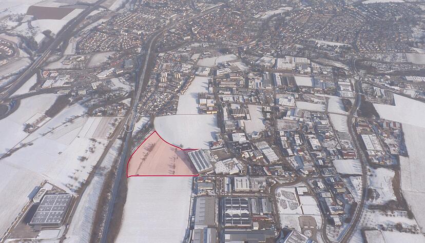 Der Katharinengraben (Mitte/Blick von Westen) ist unbestritten wichtig für den Luftaustausch. Heftig umstritten allerdings ist, wie gravierend die Folgen eines bis zu 30 Meter hohen Hochregallagers im rot markierten Bereich wären.
Foto: Archiv/Mugele Der Katharinengraben (Mitte/Blick von Westen) ist unbestritten wichtig für den Luftaustausch. Heftig umstritten allerdings ist, wie gravierend die Folgen eines bis zu 30 Meter hohen Hochregallagers im rot markierten Bereich wären.
Foto: Archiv/Mugele