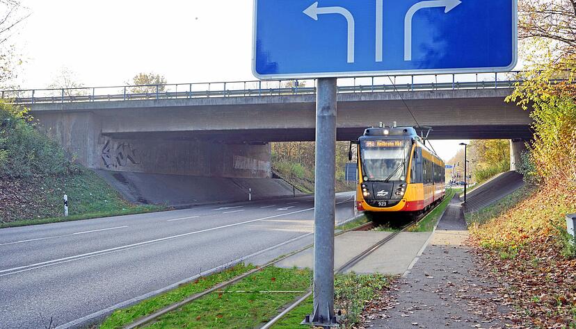 Eine mögliche Streckenvariante: Eine Stadtbahn fährt bei Ilsfeld modellhaft unter der A81-Brücke durch. Nach Angaben der Bürgeraktion Bottwartalbahn würde die Brückenbreite dort für eine zusätzliche eingleisige Bahn ausreichen. Fotomontage: Hans-Joachim Knupfer/ Bürgeraktion Bottwartalbahn Eine mögliche Streckenvariante: Eine Stadtbahn fährt bei Ilsfeld modellhaft unter der A81-Brücke durch. Nach Angaben der Bürgeraktion Bottwartalbahn würde die Brückenbreite dort für eine zusätzliche eingleisige Bahn ausreichen. Fotomontage: Hans-Joachim Knupfer/ Bürgeraktion Bottwartalbahn