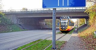 Eine mögliche Streckenvariante: Eine Stadtbahn fährt bei Ilsfeld modellhaft unter der A81-Brücke durch. Nach Angaben der Bürgeraktion Bottwartalbahn würde die Brückenbreite dort für eine zusätzliche eingleisige Bahn ausreichen. Fotomontage: Hans-Joachim Knupfer/ Bürgeraktion Bottwartalbahn Eine mögliche Streckenvariante: Eine Stadtbahn fährt bei Ilsfeld modellhaft unter der A81-Brücke durch. Nach Angaben der Bürgeraktion Bottwartalbahn würde die Brückenbreite dort für eine zusätzliche eingleisige Bahn ausreichen. Fotomontage: Hans-Joachim Knupfer/ Bürgeraktion Bottwartalbahn