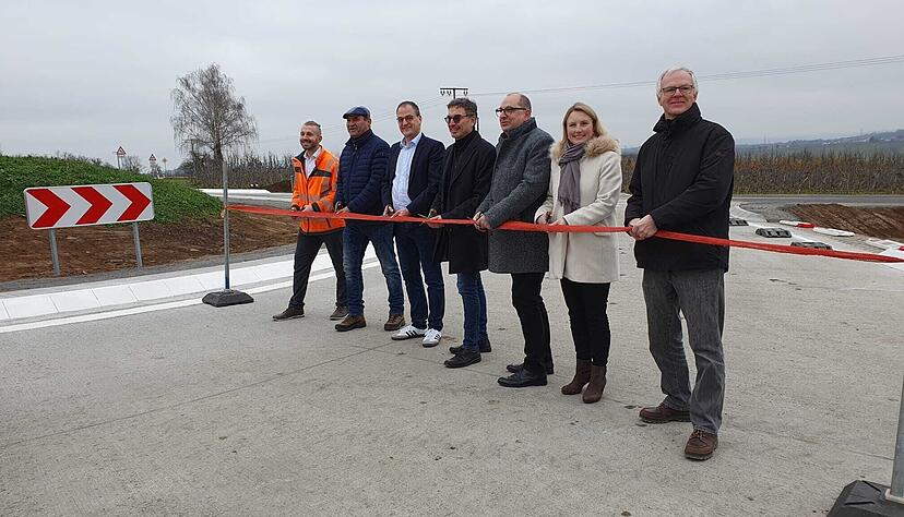 Freie Fahrt zwischen Lauffen und Kirchheim: Am Donnerstag wurde der neue Kreisel an der Einm&uuml;ndung der B 27 und der L 2254 freigegeben.
Foto: Linda M&ouml;llers