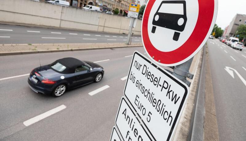 Bisher gibt es für einzelne Strecken in Stuttgart Fahrverbote für Euro-5-Diesel. Die Verbote sollen jetzt deutlich ausgeweitet werden. Foto: dpa