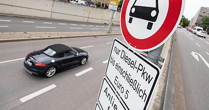 Ein Schild verweist auf ein Fahrverbot für Diesel der Abgasnorm Euro 5 und schlechter.