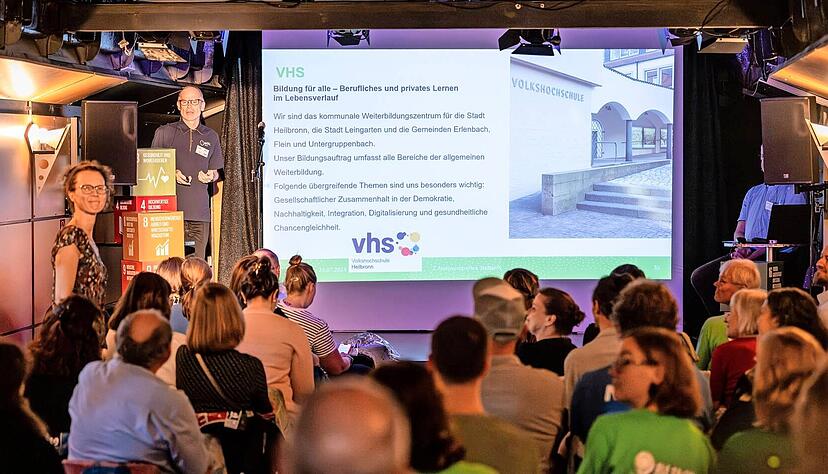 Zw&ouml;lf Heilbronner Akteure aus dem Bereich Nachhaltigkeit haben sich dem neu gegr&uuml;ndeten Netzwerk Nachhaltigkeit angeschlossen. Auf dem Theaterschiff wurde das Konzept bei einer Kick-Off-Veranstaltung vorgestellt.
Foto: Christiana Kunz