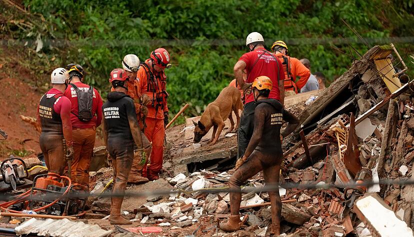 Die Bergungsarbeiten mussten aufgrund anhaltender Regenf&auml;lle zeitweise unterbrochen werden.