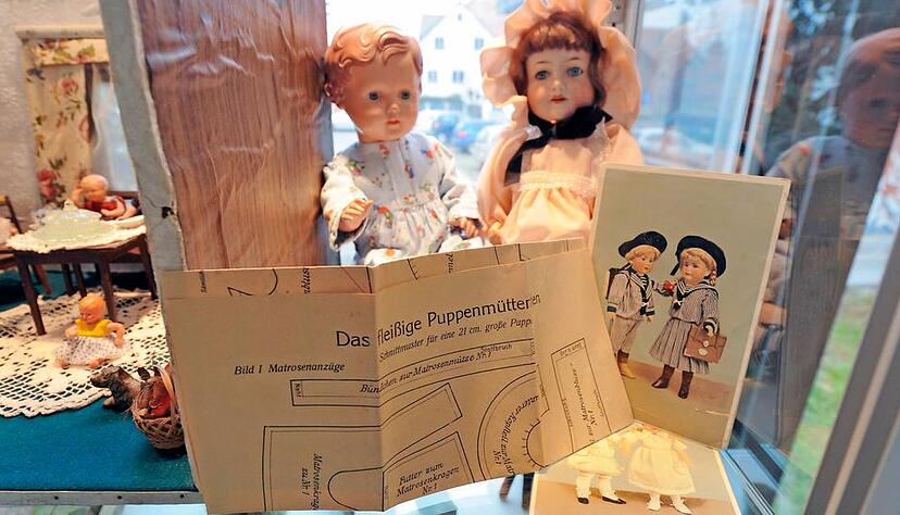 Fleißige Puppenmütterchen haben Puppen nicht nur an- und ausgezogen, sondern auch Kleidung selbst genäht: Dies ist ein Schnittbogen.Fotos: Dennis Mugler Fleißige Puppenmütterchen haben Puppen nicht nur an- und ausgezogen, sondern auch Kleidung selbst genäht: Dies ist ein Schnittbogen.Fotos: Dennis Mugler