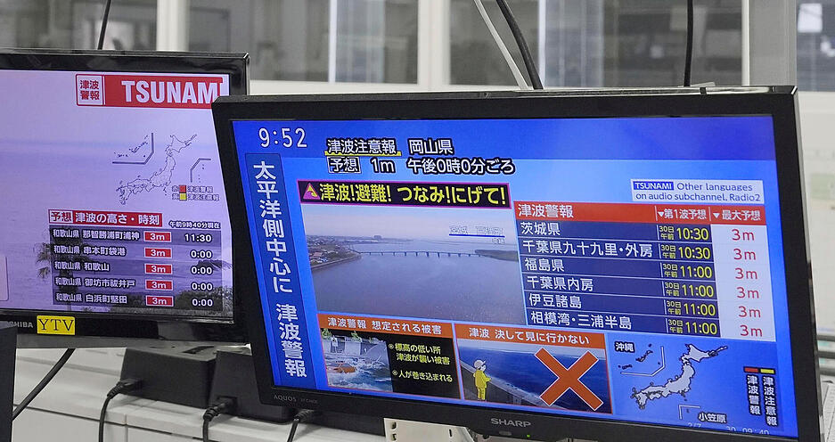 Nachdem das starke Erdbeben im Fernen Osten Russlands eine Tsunami-Warnung für Teile Japans ausgelöst hat, zeigen Fernsehbildschirme in Osaka die Nachrichten. Nachdem das starke Erdbeben im Fernen Osten Russlands eine Tsunami-Warnung für Teile Japans ausgelöst hat, zeigen Fernsehbildschirme in Osaka die Nachrichten.