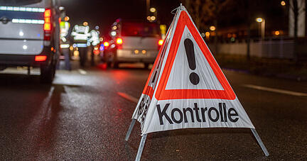 Polizeikontrollen im Landkreis sollen sicherstellen, dass sich die Bürger an die nächtlichen Ausgangssperren halten. Foto: Mario Berger