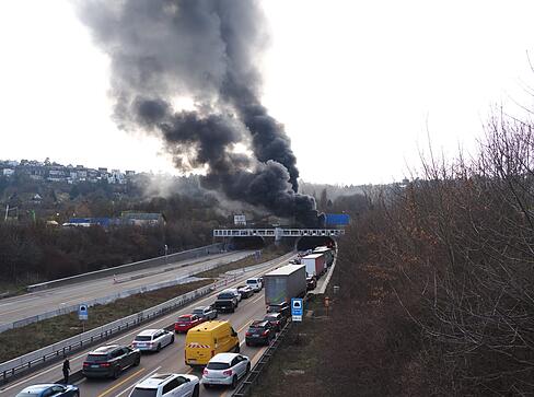 Über dem Tunnelportal ist eine dichte Rauchwolke zu erkennen. Über dem Tunnelportal ist eine dichte Rauchwolke zu erkennen.