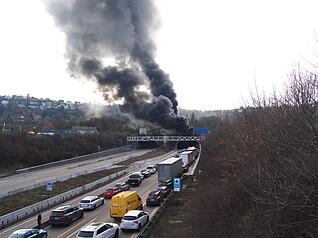 &Uuml;ber dem Tunnelportal ist eine dichte Rauchwolke zu erkennen.