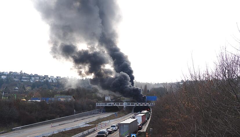 &Uuml;ber dem Tunnelportal ist eine dichte Rauchwolke zu erkennen.