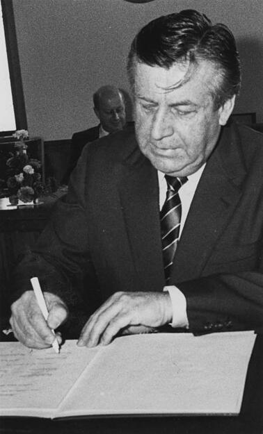 Um 11.25 Uhr am 25. Oktober 1988 setzt Frankfurts OB Krause seine Unterschrift unter den Partnerschaftsvertrag.