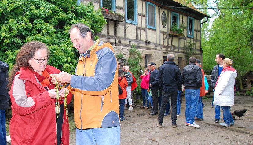 Bei Deutschen Mühlentag 2016 zeigte Roland Schleihauf den Besuchern, was man aus Materialien aus der Natur alles herstellen kann. Siglinde Wengert vom Förderverein Raußmühle lernte, wie man Schnüre aus Brennnesselfasern macht. Foto: Archiv/Schneider Bei Deutschen Mühlentag 2016 zeigte Roland Schleihauf den Besuchern, was man aus Materialien aus der Natur alles herstellen kann. Siglinde Wengert vom Förderverein Raußmühle lernte, wie man Schnüre aus Brennnesselfasern macht. Foto: Archiv/Schneider
