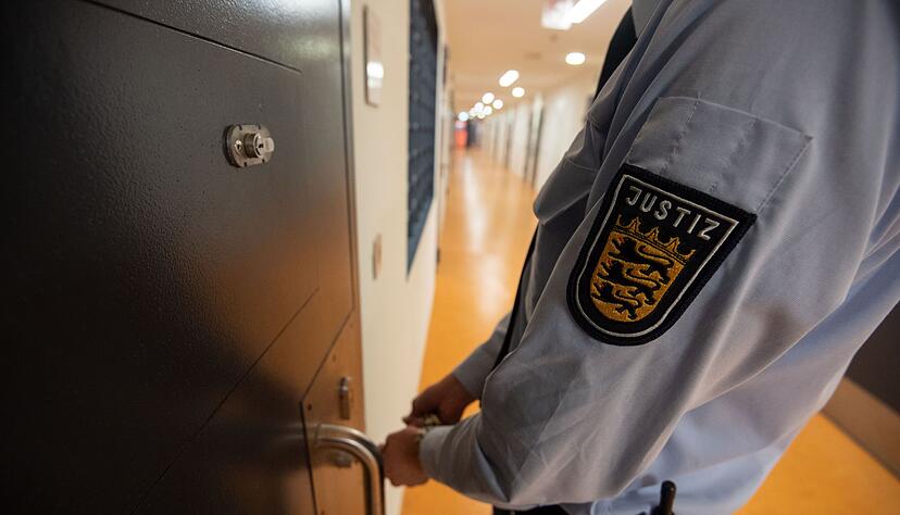 Die große Mehrheit der Justizvollzugsbeamten halte sich an die Regeln, meint der Landeschef des Bunds der Strafvollzugsbediensteten. (Symbolbild) Die große Mehrheit der Justizvollzugsbeamten halte sich an die Regeln, meint der Landeschef des Bunds der Strafvollzugsbediensteten. (Symbolbild)
