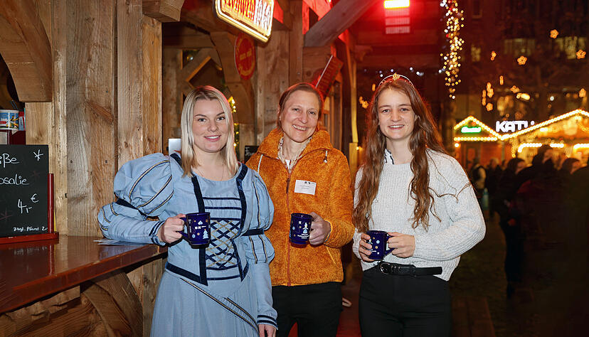 Glühwein hat es in sich: Marzipan, Sternanis, Nelke, Orange, Zimtaroma, Kardamom und vieles mehr spürten (von links) Käthchen Pia Sonntag, Magdalena Dreisiebner und Weinkönigin Natalie Schäfter unter der Nase und auf der Zunge.
Foto: Ralf Seidel