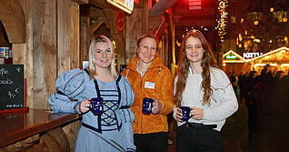 Glühwein hat es in sich: Marzipan, Sternanis, Nelke, Orange, Zimtaroma, Kardamom und vieles mehr spürten (von links) Käthchen Pia Sonntag, Magdalena Dreisiebner und Weinkönigin Natalie Schäfter unter der Nase und auf der Zunge.
Foto: Ralf Seidel