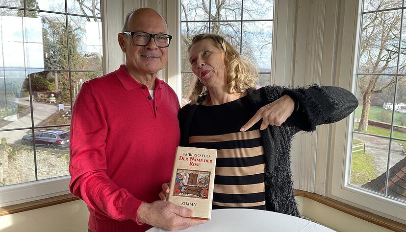 Ursula Simon (r.), Intendantin der Burgfestspiele Stettenfels mit Schauspieler Fritz Opel bei der Vorstellung des neuen St&uuml;ckes f&uuml;r 2026.