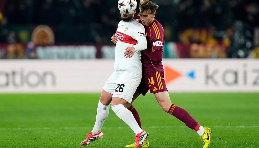 Stuttgarts Deniz Undav wurde nicht nur von Roms Jan Ziolkowski in enge Manndeckung genommen.