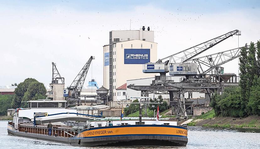 Frachtschiff im Heilbronner Kanalhafen: Der Umschlagplatz Heilbronn konnte zuletzt entgegen dem Trend zulegen. Das Plus geht aber vor allem auf Schüttgut zurück, Containerschiffe fahren kaum auf dem Fluss.
Foto: Archiv