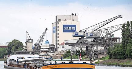 Frachtschiff im Heilbronner Kanalhafen: Der Umschlagplatz Heilbronn konnte zuletzt entgegen dem Trend zulegen. Das Plus geht aber vor allem auf Schüttgut zurück, Containerschiffe fahren kaum auf dem Fluss.
Foto: Archiv