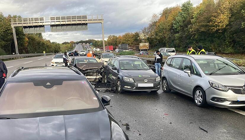 Bei der Massenkarambolage am Freitag auf der A81 waren über 80 Fahrzeuge beteiligt. Bei der Massenkarambolage am Freitag auf der A81 waren über 80 Fahrzeuge beteiligt.