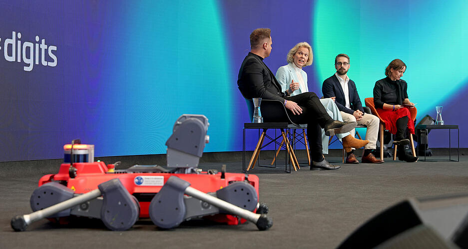 Der KI-Roboter von Anybotics ist auf der Bühne der Tech 2025 in Heilbronn zu sehen.