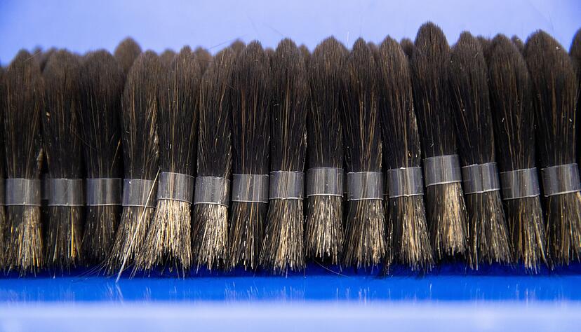 Synthetische Pinselhaare aus Nylon, Silikon, Polyester oder Acryl können die Eigenschaften von Naturhaar inzwischen erstaunlich gut nachahmen.