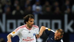 Hamburgs Ruud van Nistelrooy (l) schirmt den Ball gegen Fulhams Danny Murphy ab.