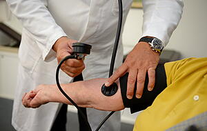 Arzt-Taxis sind eine Möglichkeit, um ältere Patienten in zentrale Praxen zu bringen. Auch die Telemedizin bietet Chancen, Entfernungen zu überbrücken.  Foto: dpa