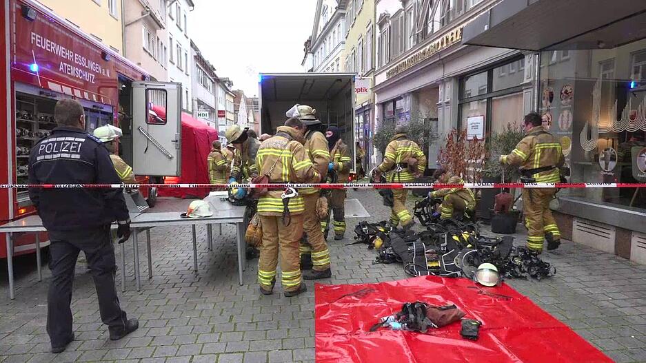 Großeinsatz am Donnerstag in Esslingen: Laut Polizei wurde kurz nach 7 Uhr von Knallgeräuschen berichtet und einem anschließenden Brand. Ein Nachbargebäude wurde evakuiert. Großeinsatz am Donnerstag in Esslingen: Laut Polizei wurde kurz nach 7 Uhr von Knallgeräuschen berichtet und einem anschließenden Brand. Ein Nachbargebäude wurde evakuiert.