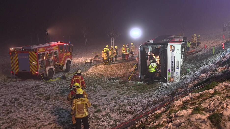 In Hochdorf-Hemmingen im Landkeis Ludwigsburg kommt es am Donnerstagabend zu einem Busunfall. Der Bus ist laut Polizei umgekippt und im Graben gelandet. 
Es gibt mehrere Verletzte, eine Person eingeklemmt, die Rettungskräfte sind im Einsatz.