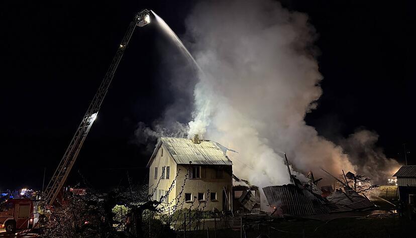 Ein Aussiedlerhof in Kirchheim am Neckar steht am Dienstagmorgen in Flammen.
