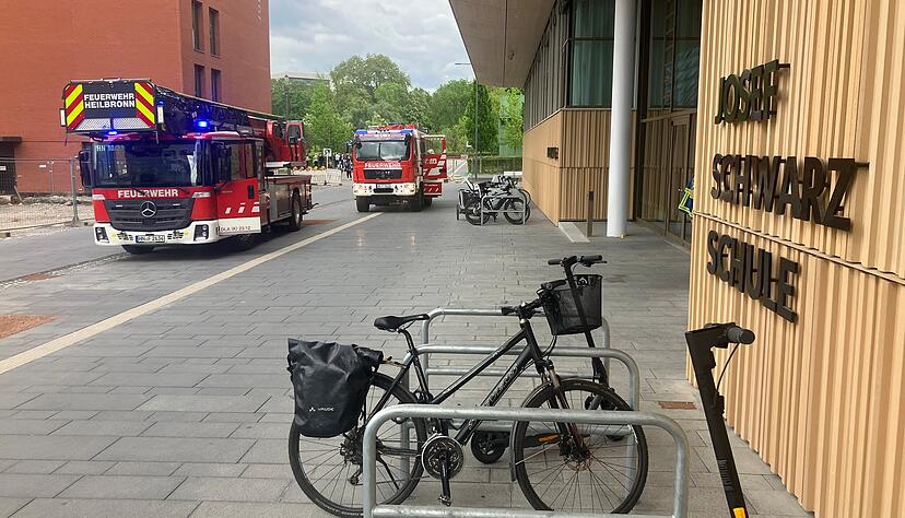 Feuerwehr am Montagnachmittag an der Josef-Schwarz-Schule in Heilbronn im Einsatz. Feuerwehr am Montagnachmittag an der Josef-Schwarz-Schule in Heilbronn im Einsatz.