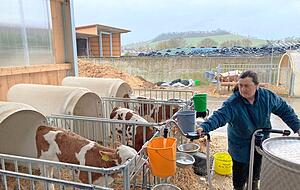 Elisabeth Weibler füllt die Trinkeimer der Kälber mit frischer Milch. Mit dem Tank auf Rädern fährt die Landwirtin dabei von Box zu Box, wo die Kälber großgezogen werden.
Fotos: Heike Kinkopf