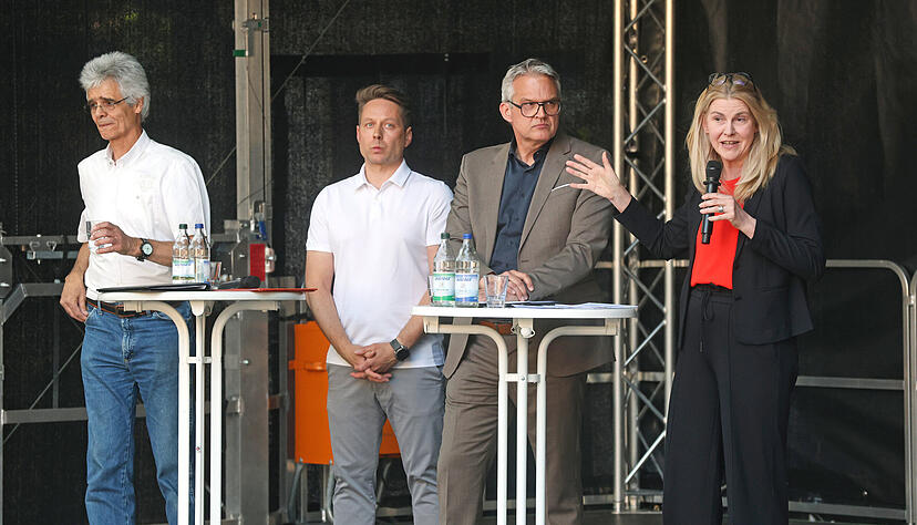Auf der Bühne im Gespräch: Die Vertrauensleute Bernd Giering und Ronny Martschenko, von der Stadtverwaltung Steffen Hertwig und Suzanne Mösel (von links).