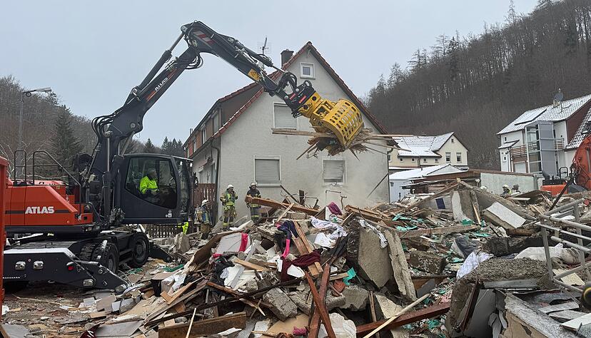 Bei dem Einsturz des Hauses in Albstadt sind drei Menschen ums Leben gekommen, viele weitere sind von den Folgen betroffen.