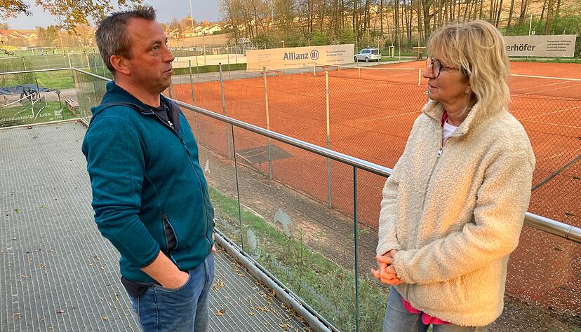 Eppingen: Der Tennisclub Rohrbach erweitert seine Anlage um ein Spielfeld. Dar&uuml;ber beraten die Vorstandsmitglieder Karin Schlegelmilch-Schmidt und Wolfgang Karle.